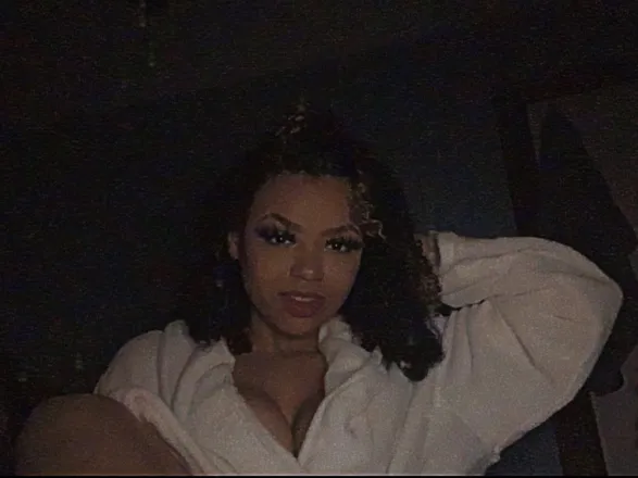 OnlyFans cuenta titi_mami header 2