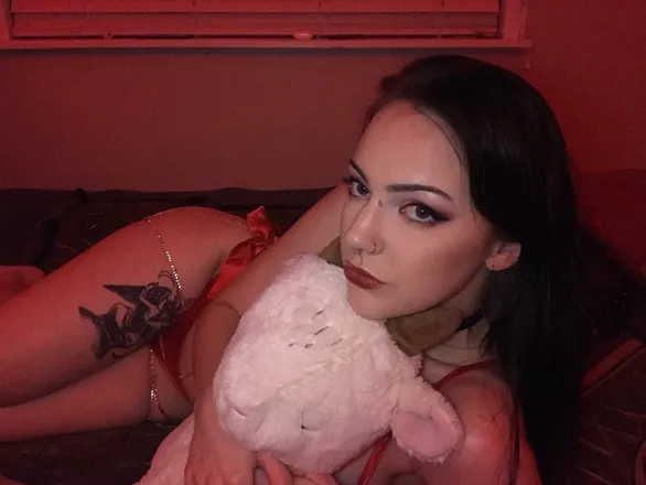 OnlyFans cuenta chxrrydeathmoth header 2