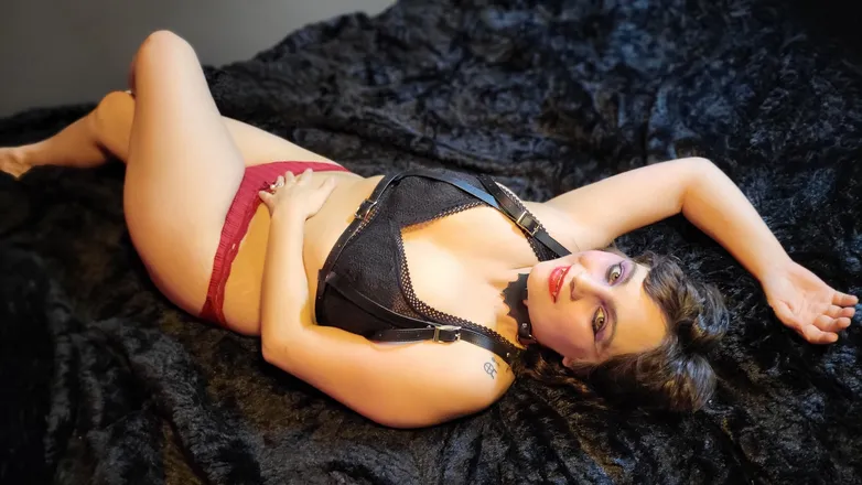 OnlyFans cuenta voluptuousvampirecutie header 2
