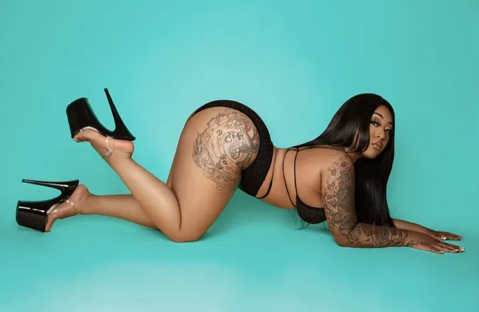 OnlyFans cuenta asianbarbie1m header 2