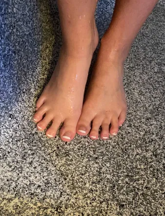 OnlyFans cuenta thewealthyfeet header 2