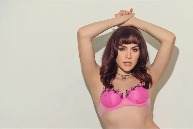 OnlyFans cuenta freyaparker header 2
