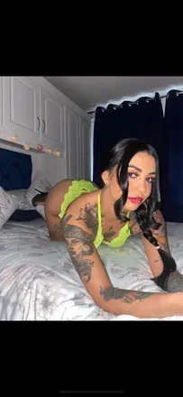 OnlyFans cuenta avy_wavy header 2