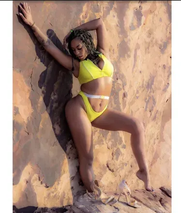 OnlyFans cuenta younyellow header 2