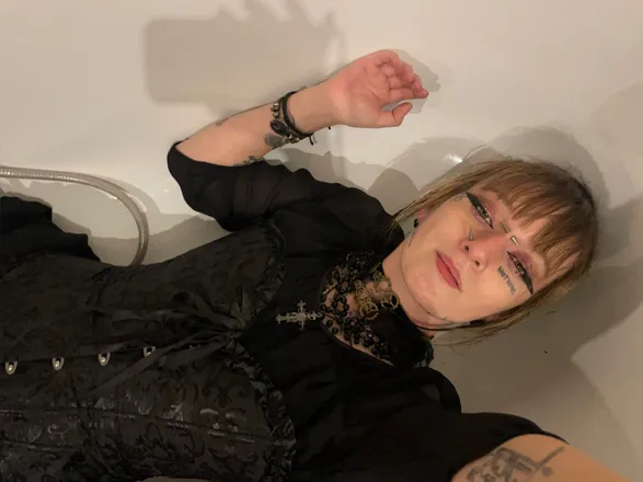 OnlyFans cuenta younggothkitty header 2