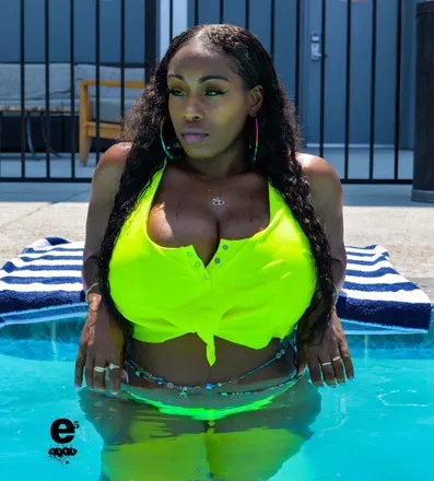 OnlyFans cuenta bustybrownbarbie header 2