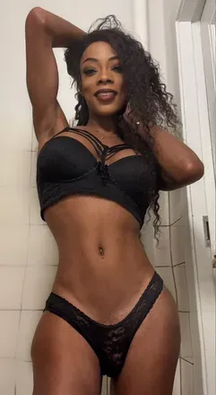 OnlyFans cuenta naomipossu header 2