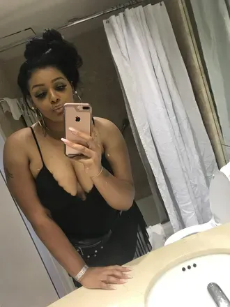 OnlyFans account  prettyykilo header 2
