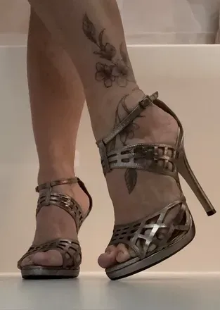 OnlyFans cuenta misstoesieposie69 avatar 1