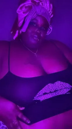 OnlyFans cuenta mamiaugust avatar 1