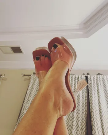 OnlyFans cuenta petitepeachfeet header 2