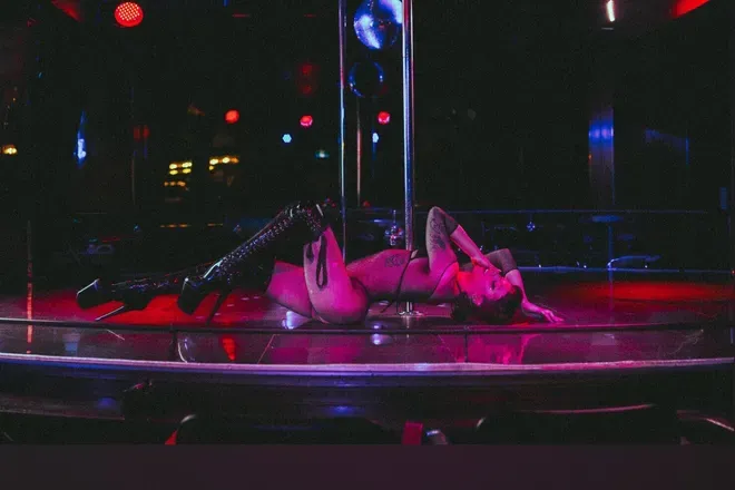 OnlyFans cuenta kiwithestripper header 2