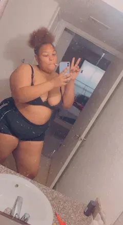 OnlyFans account  yellahhoney avatar 1