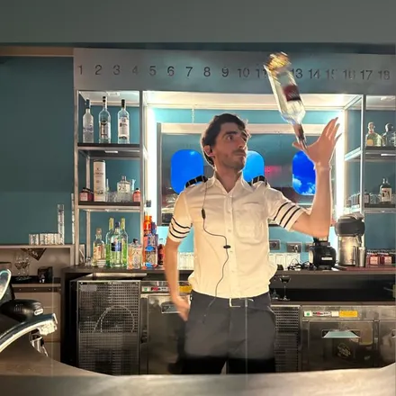 OnlyFans cuenta sexy-bartender header 2