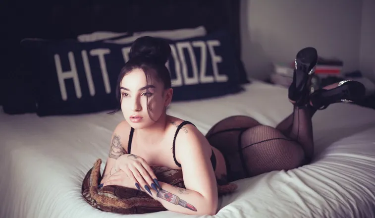 OnlyFans cuenta mavisthemotive header 2