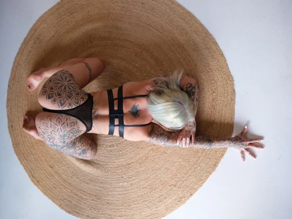 OnlyFans account  o_livemay header 2