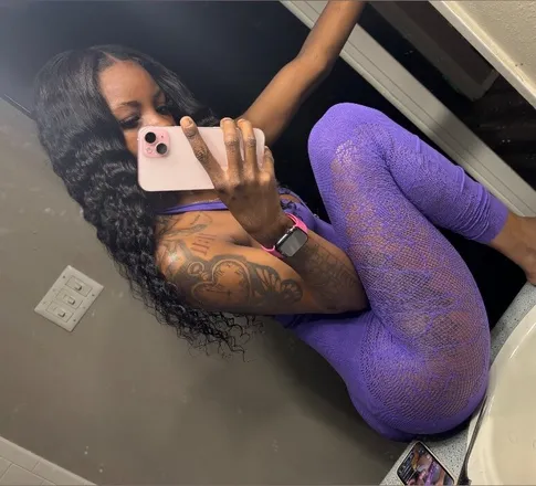 OnlyFans account  girlsssluvgirlss header 2