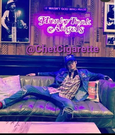 OnlyFans cuenta chetcigarette header 2