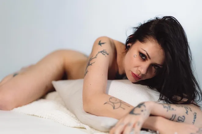 OnlyFans cuenta annamariesilk header 2