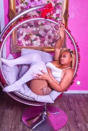 OnlyFans account  goldenlocstheebony header 2