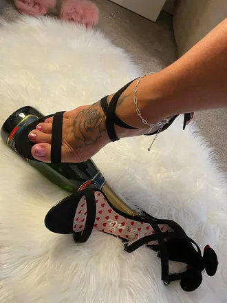 OnlyFans cuenta fingermytoes header 2