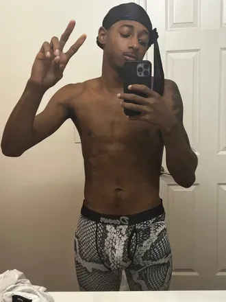 OnlyFans account  famousretroo avatar 1