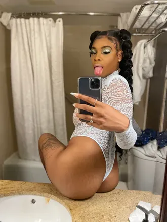 OnlyFans account  queenmfnd header 2