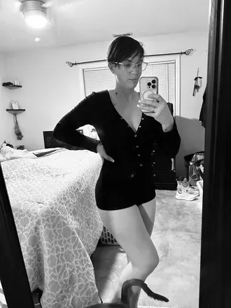 OnlyFans account  hishotwife_28 avatar 1