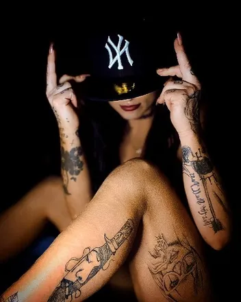 OnlyFans cuenta tatted7barbie header 2