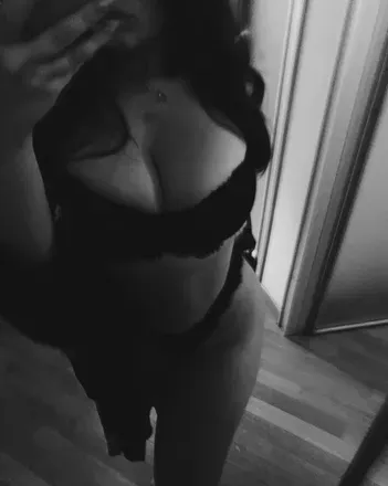 OnlyFans cuenta zaralewis90 avatar 1