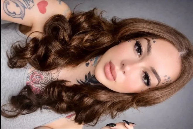 OnlyFans cuenta plasticblonddoll header 2