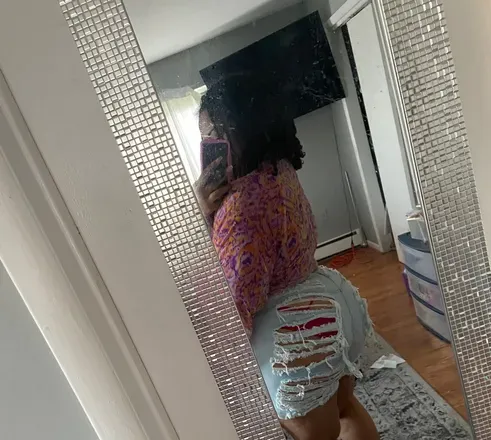 OnlyFans account  momiana17 avatar 1