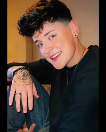 OnlyFans account  lezbehonesthere avatar 1