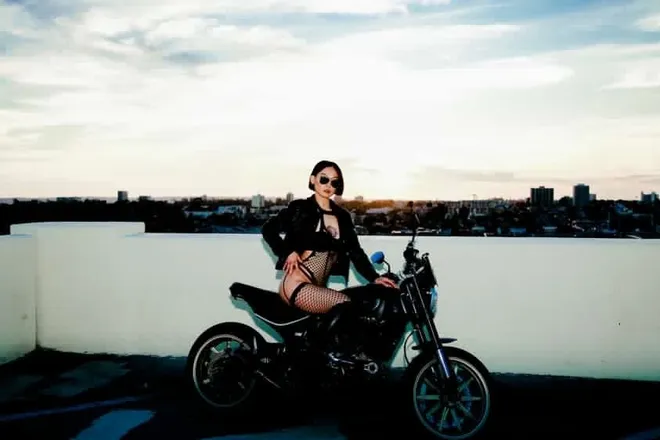 OnlyFans cuenta bikerchickbleu header 2