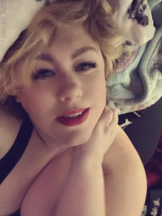 OnlyFans cuenta geekypinup header 2