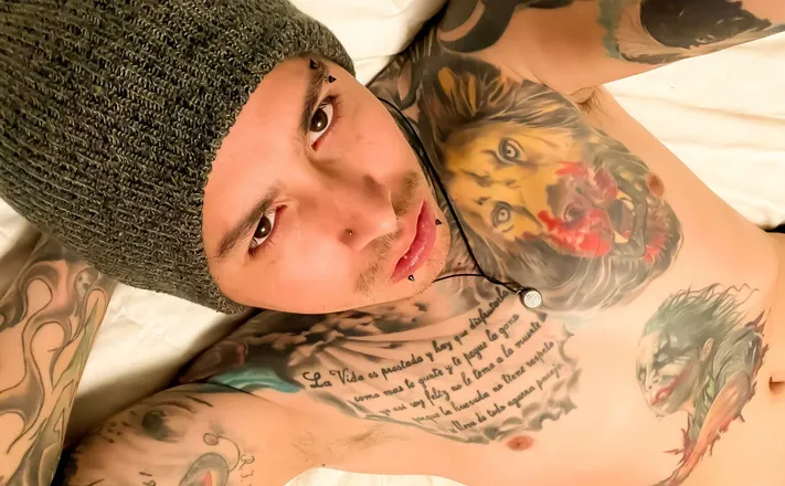 OnlyFans cuenta bedroom_ey3s header 2