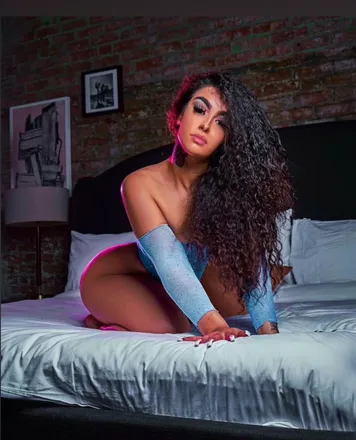 OnlyFans account  thickyviicky header 2