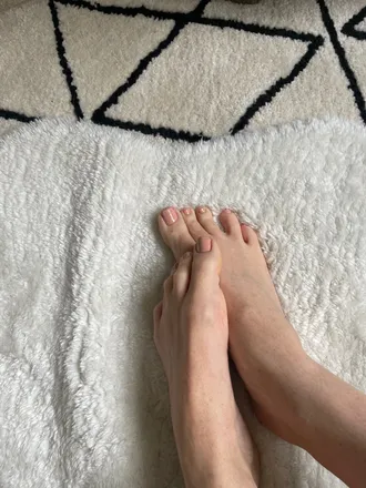 OnlyFans cuenta frecklesonmyfeet header 2