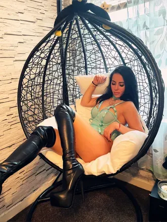 OnlyFans account  elena_your_favourite header 2