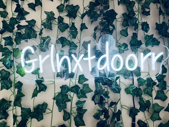 OnlyFans cuenta grlnxtdoorr header 2