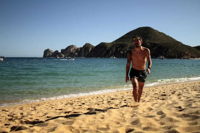 OnlyFans account  apoloster header 2
