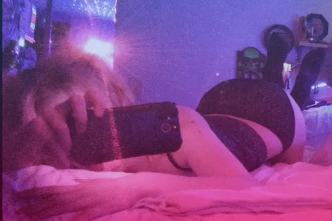 OnlyFans cuenta littledenvergirl header 2