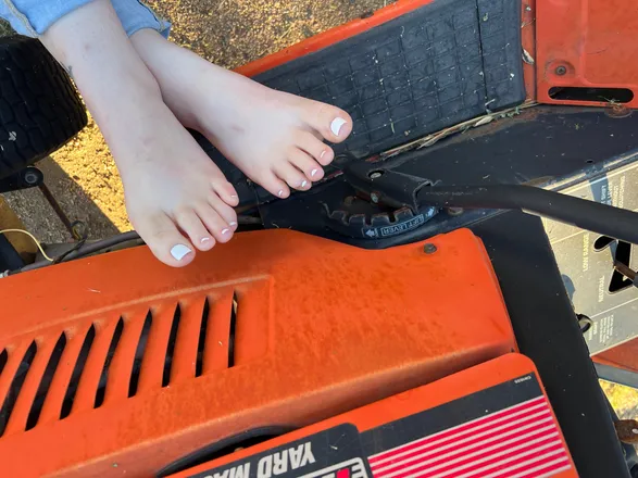OnlyFans cuenta lluxyfeet header 2