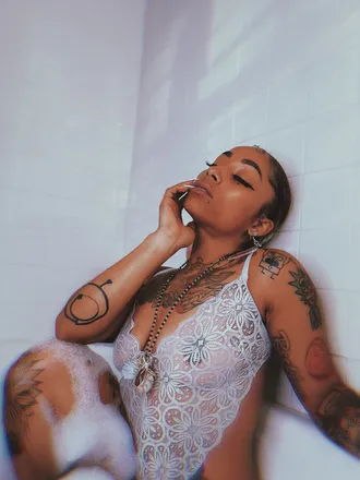 OnlyFans account  helloomcfly header 2