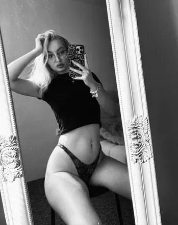 OnlyFans account  leonakrobova avatar 1
