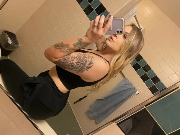 OnlyFans account  averiluv avatar 1