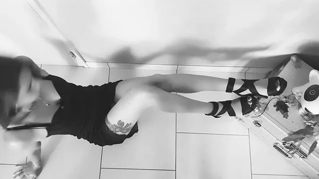 OnlyFans cuenta feet_in_wall header 2