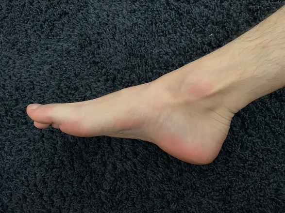 OnlyFans cuenta aussiemalefeet1 header 2