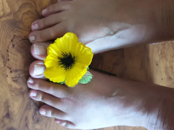 OnlyFans account  barefeetboo header 2