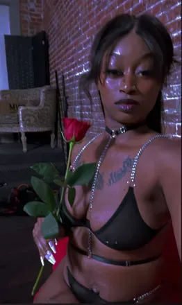 OnlyFans cuenta prettycarmel26 header 2